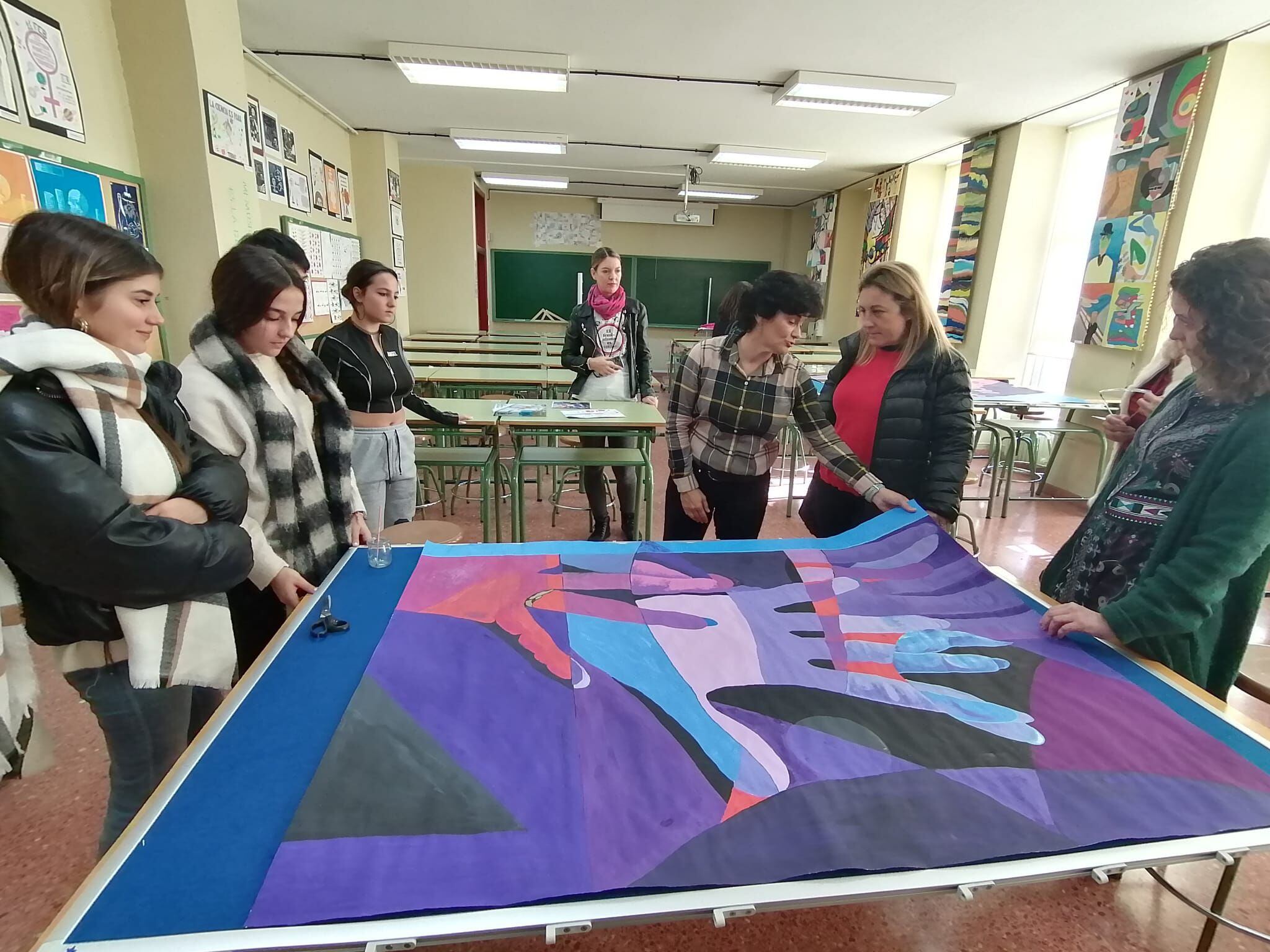 Alumnas del instituto público La Ería, en Oviedo, presentan a la consejera de Educación de Asturias (de rojo), Lydia Espina, uno de los carteles preparados con motivo del Día Internacional de la Eliminación de la Violencia contra las Mujeres, el pasado mes de noviembre.