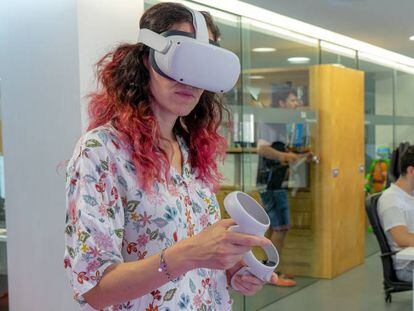 Una mujer trabaja con unas gafas de realidad virtual.