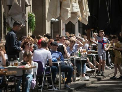 Turistas en las terrazas de los restaurantes de la Plaza Real, en Barcelona.