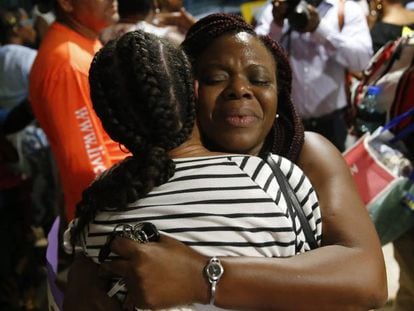 Jasmine Farrinton abraza a Roshane Eyma tras ser rescatada en las Islas Ábaco, en la Bahamas. En vídeo, las desastrosas consecuencias de Dorian.