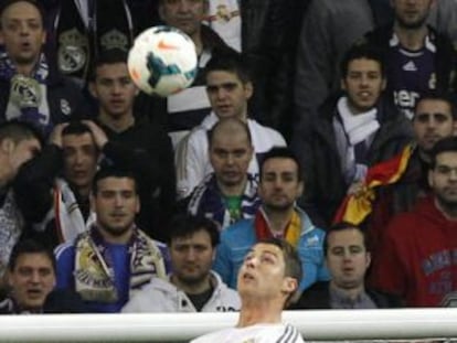 El delantero portugués del Real Madrid Cristiano Ronaldo salta a por el balón durante el partido.