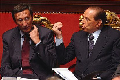 Berlusconi charla con el líder de AN y ministro de Exteriores, Gianfranco Fini, en el Senado el 9 de marzo.
