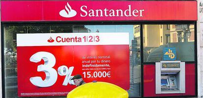 Imagen de una sucursal de Banco Santander en la que se publicita la Cuenta 1,2,3