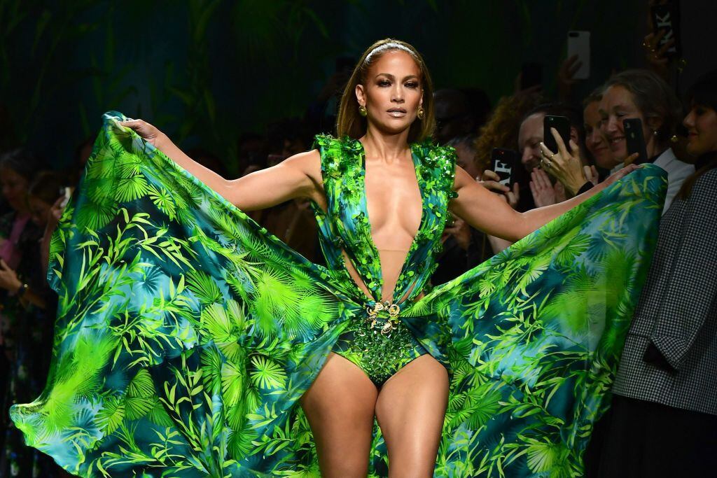 Jennifer Lopez en un momento del desfile de Versace primavera verano 2020 en Milán.