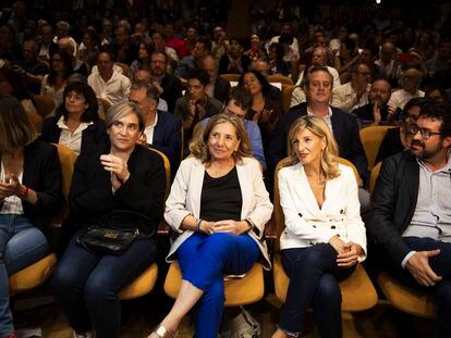 La líder de Sumar, Yolanda Díaz (segunda desde la derecha) y la exalcaldesa de Barcelona, Ada Colau (primer por la izquierda), este martes en la presentación del dictamen jurídico para fundamentar una propuesta de amnistía, en el Ateneo barcelonès.