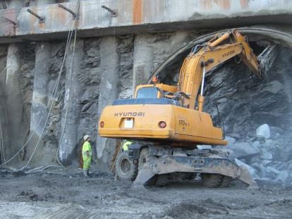 Las excavadoras atacan el arranque de los dos t&uacute;&eacute;les de Albartia, en Leguitano, en las obras del AVE vasco. 
 
