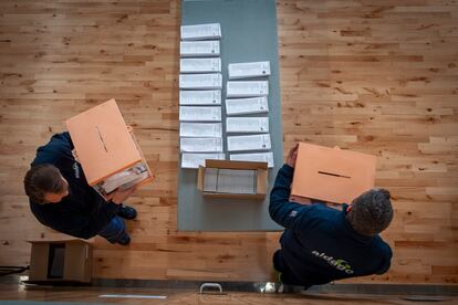 Preparativos para las elecciones para el Parlament 2021 en el Polideportivo Municipal Camp de Ferro.