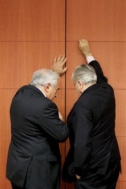 Strauss-Kahn (izquierda) y Trichet, ayer antes de comenzar la reunión del Eurogrupo en Bruselas.