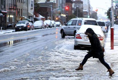 Una mujer intenta cruzar la calle en Nueva York.