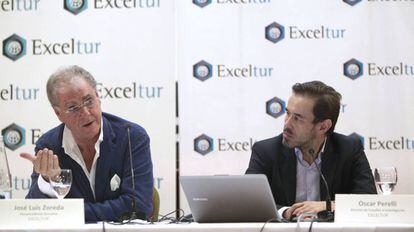 José Luis Zoreda, con Óscar Perelli, durante la presentación del balance de Exceltur del segundo trimestre.