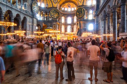 La increíble belleza de la basíllica bizantina de Santa Sofía, en Estambul, convertida en mezquita tras la invasión otomana de 1453, se debe al ingenio de los arquitectos que, en tiempos del emperador Justiniano (año 537), idearon su vasta cúpula, que parece flotar sobre pechinas y pilares ocultos.