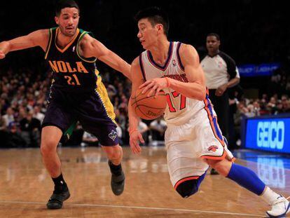 NEW YORK, NY - FEBRUARY 17: Jeremy Lin #17 of the New York Knicks drives against Greivis Vasquez #21 of the New Orleans Hornets at Madison Square Garden on February 17, 2012 in New York City. NOTE TO USER: User expressly acknowledges and agrees that, by downloading and/or using this Photograph, user is consenting to the terms and conditions of the Getty Images License Agreement.   Chris Trotman/Getty Images/AFP
 == FOR NEWSPAPERS, INTERNET, TELCOS &amp; TELEVISION USE ONLY ==