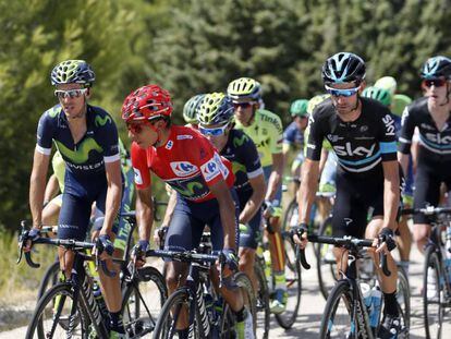 El pelotón de La Vuelta comandado por Nairo Quintana (de rojo).