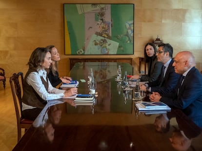 Reunión entre la portavoz del PP, Cuca Gamarra, a la izquierda, en primer término, y el ministro de la Presidencia, Félix Bolaños, en el centro, a la izquierda, en el Congreso, este miércoles.