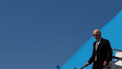 El presidente de EE UU, Joe Biden, desciende del avión Air Force One para una visita a Nueva York este jueves.