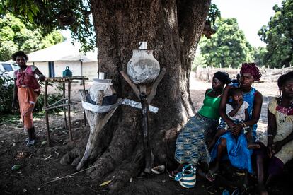 It is a tradition in some rural communities in Guinea-Bissau to offer water, stored in containers on the street, to travelers. A practice that NGOs try to eradicate because it is a source of disease transmission.