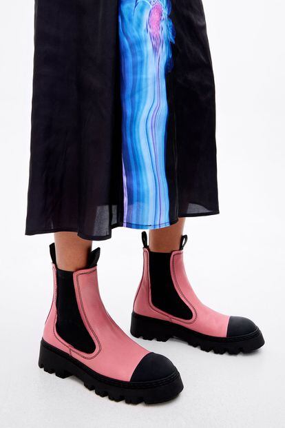 No encontrarás botines Chelsea más originales que estos de Bimba y Lola, en rosa chicle y con puntera de goma y elásticos de color negro.

Precio con descuento: 129€