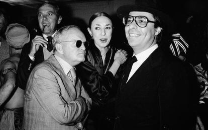Truman Capote junto D.D. Ryan, editora de moda de la revista "Harper Bazaar", y Bob Colacello editor de la revista "Interview".