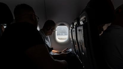 Pasajeros en el vuelo de Avianca que viaja desde Bogotá a Caracas, en el aeropuerto El Dorado, el 1 de febrero del 2024, en Bogotá.