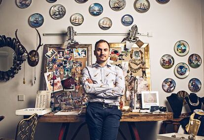 Anton Heunis en su estudio madrileño, donde se producen todas sus colecciones.