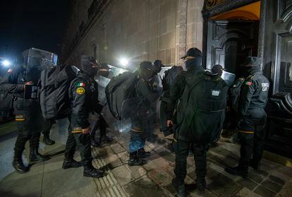 Miembros de la policía del estado de Nuevo León llegan al Palacio de Gobierno en Monterrey.