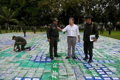 Santos examina un alijo incautado en noviembre.