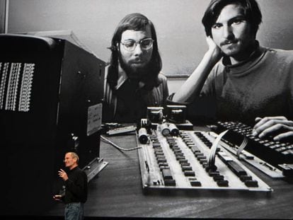 Steve Jobs durante una conferencia en San Francisco bajo una imagen de sí mismo junto a Steve Wozniak, cofundador de Apple. 