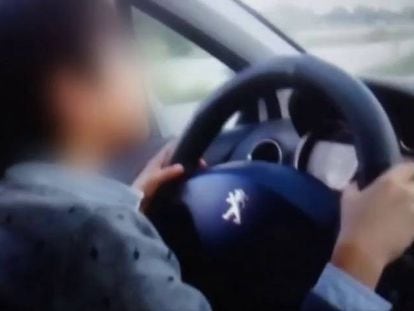 La Guardia Civil investiga un vídeo de un niño de siete años conduciendo en Sevilla