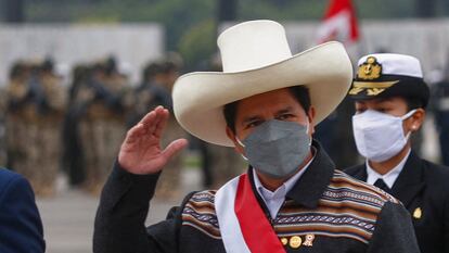 El presidente Pedro Castillo asiste al desfile militar por el día de las fiestas patrias, este viernes en Lima.