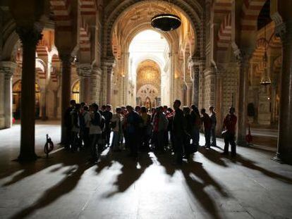 Un grupo de visitantes pasea por el interior de la Mezquita-Catedral de Córdoba.