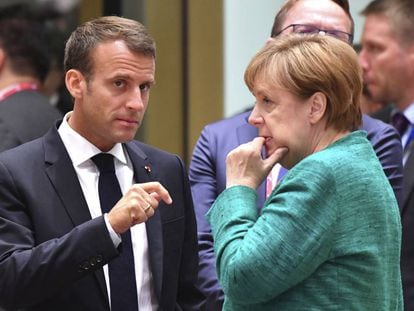 Emmanuel Macron y Angela Merkel en la cumbre europea en Bruselas, este viernes.
