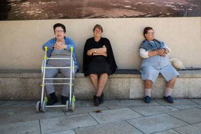 María Puertas, Josefa Pérez y Jesusa Crespo, amigas desde la escuela y vecinas de Oia.