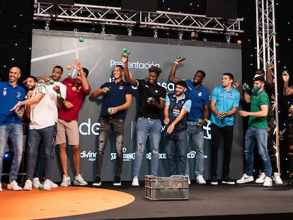 Los representantes de 16 de los 18 clubes de la ACB durante el acto de presentación de la temporada 2021-2022. acbphoto