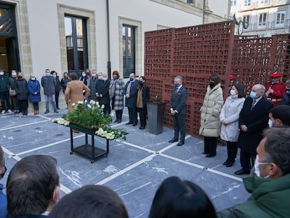 Portavoces parlamentarios y miembros de la Mesa en la ofrenda floral del Día de la Memoria.