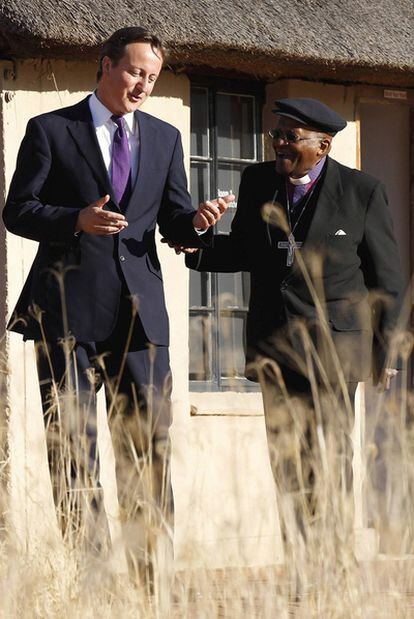 El primer ministro británico, David Cameron, ayer en Johanesburgo con el arzobispo Desmond Tutu.