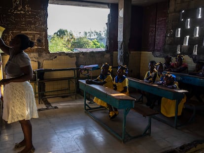 Una maestra escribe en una pizarra durante una clase en la escuela Sante Bernadette, en Puerto Príncipe, Haití, el jueves 23 de septiembre. 2021.