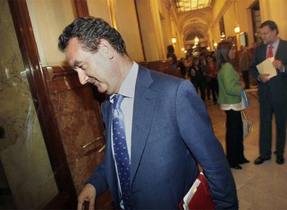 El diputado del PP Jesús Merino, en un pasillo del Congreso. A la derecha, Mariano Rajoy y Ana Mato.