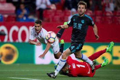 Illarra sigue la jugada durante el partido contra el Sevilla de la pasada jornada.