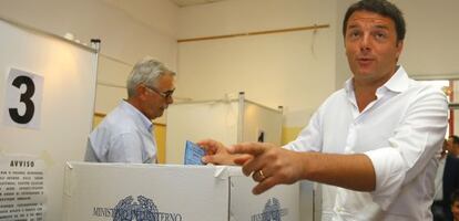 Matteo Renzi emite su voto este domingo en Florencia.