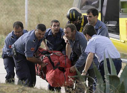 Los equipos de rescate evacúan uno de los bomberos fallecidos en Horta de Sant Joan, ayer.