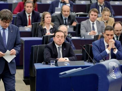 Carles Puigdemont, José Manuel Albares y Pedro Sánchez en el pleno en Estrasburgo en diciembre pasado.