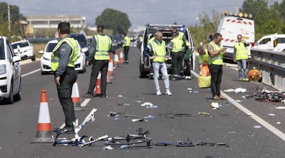 Agentes de la Guardia Civil y de Emergencias en la N-332, entre las localidades de Oliva y Denia, donde la conductora arrolló al grupo de ciclistas.