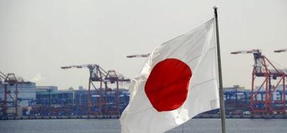 Una bandera nipona ondea en el puerto de Tokio, Japón.