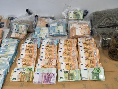 Material incautado por la Guardia Civil dentro de la operación Dragon Ball contra el narcotráfico y el blanqueo de capitales, en Ibiza.