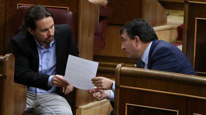 Los diputados Pablo Iglesias (Unidos Podemos) y Aitor Esteban (PNV) en el pleno del Congreso de los Diputados.