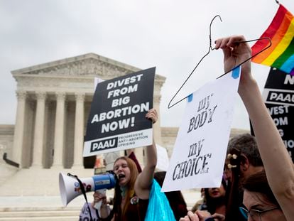 Protestas a favor y en contra del derecho al aborto, a las puertas del Tribunal Supremo, en Washington, este martes.