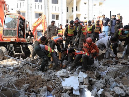 Miembros de los equipos de rescate retiran los escombros con las manos para buscar a posibles supervivientes del atentado de este 30 de enero en Peshawar.