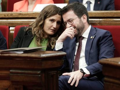 El `president` Pere Aragonès, acompañado de la consejera de Presidencia, Laura Vilagrà, en el Parlament.