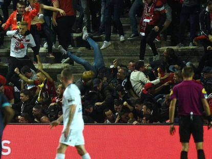 Los aficionados del Lille caen tras celebrar el gol de Amadou.
