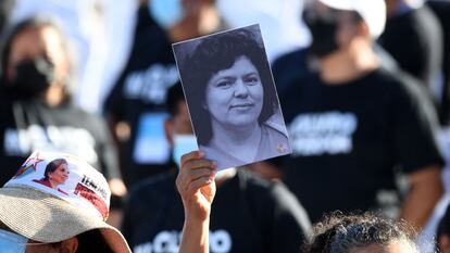 Un militante del partido de Xiomara Castro sujeta un retrato de Berta Cáceres, ambientalista hondureña asesinada en 2018.